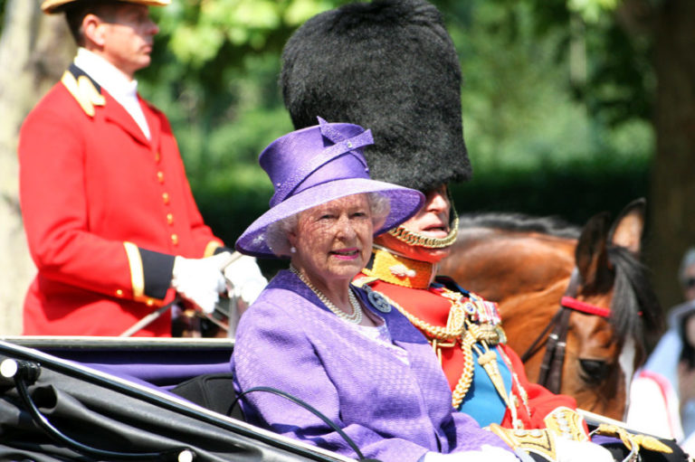 Кралицата Елизабета Втора забрани употреба на пластични шишиња и сламки во кралските палати
