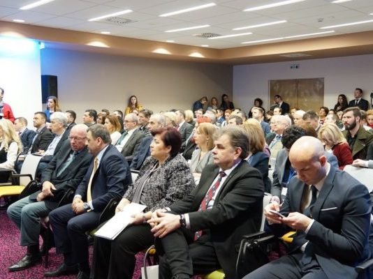 Малите економии мора да бидат конкуретни и отворени кон светот, порака од денешниот самит за нови технологии во бизнис