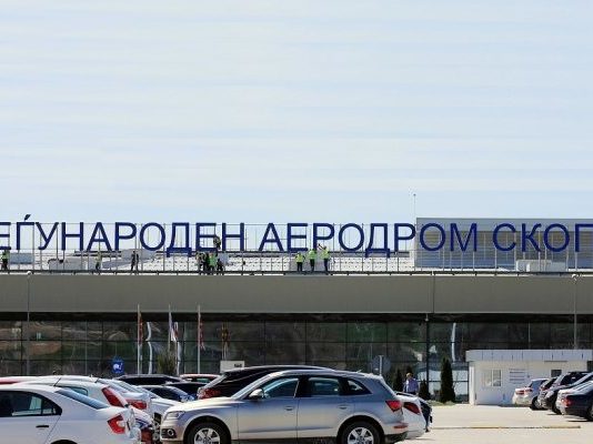 Над милион патници патувале преку аеродромите во Скопје и Охрид за половина година