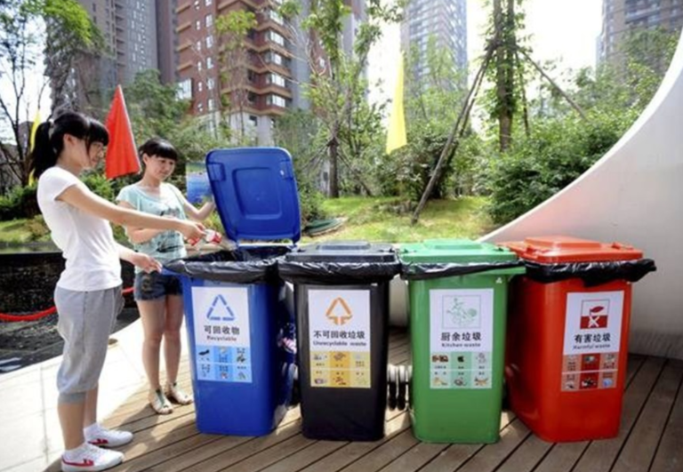Шангај постави паметни корпи за отпадоци кои предупредуваат ако фрлите погрешен отпад во нив