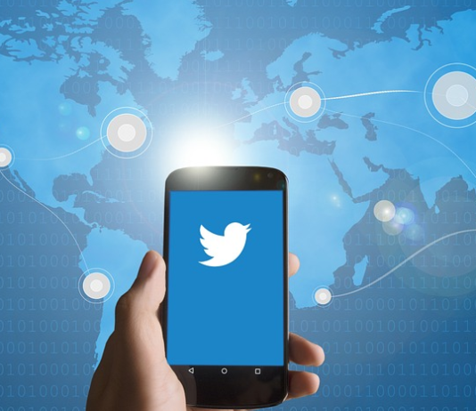 Шефот на Twitter учествува во голем експеримент – секој месец на луѓе ќе им дава пари, без да ги условува како да ги трошат