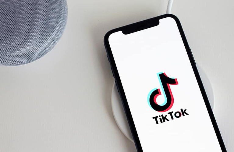 Apple им плаќа на инфлуенсерите да ги промовираат телефоните на TikTok