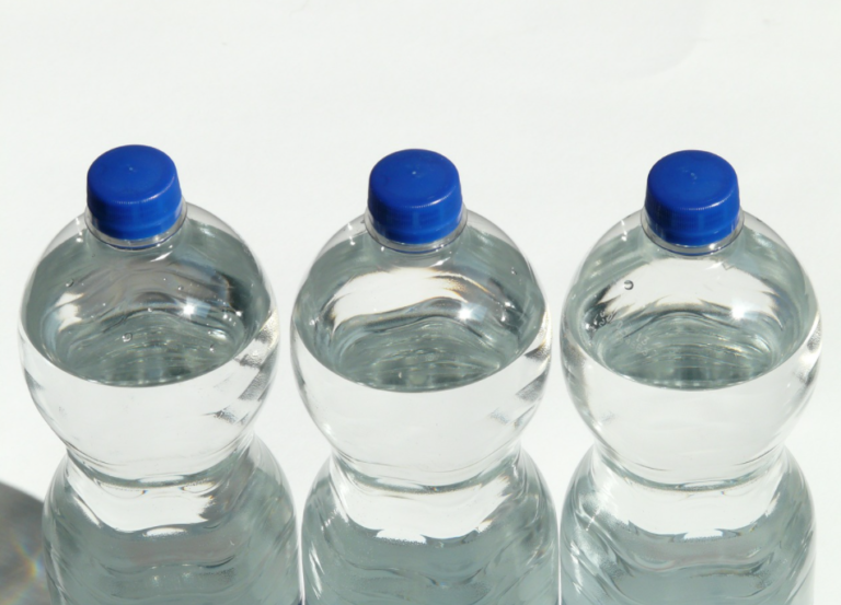 Во еден литар вода од пластично шише може да има до 240.000 честички микропластика