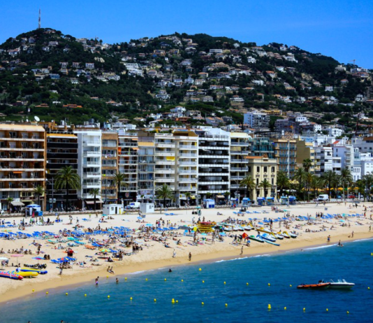 Шпанија руши рекорд: повеќе од 76,5 милиони туристи за девет месеци