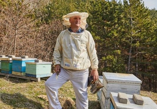 Ванчо Кировски и пчеларите од Истокот произведуваат мед на одржлив начин, без никакви хемикалии!