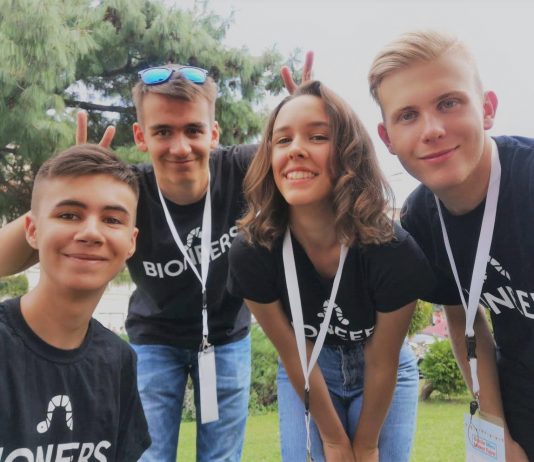 Млади иноватори од Скопје експериментираат со брашнарски црви кои јадат стиропор за добивање на органско ѓубриво!