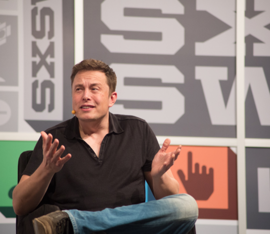 Маск: Не мора да праќаме луѓе во затвор. Може да ги следат роботи Оптимус!