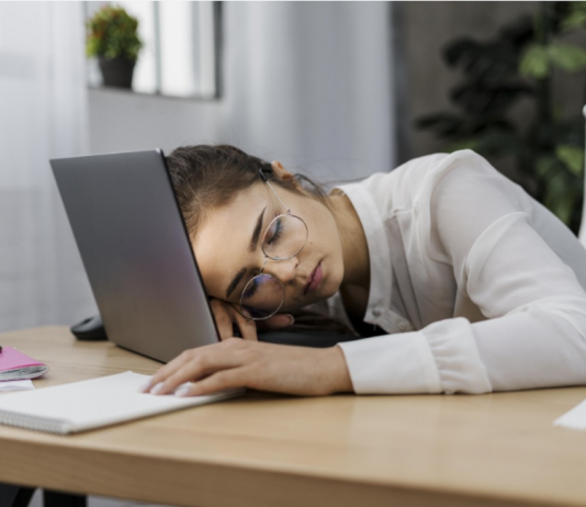 Кратката дремка во текот на паузата на работа ја зголемува продуктивноста