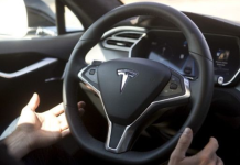 Tesla воведува опција што овозможува да возите и да пишувате пораки