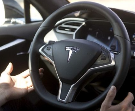 Tesla воведува опција што овозможува да возите и да пишувате пораки