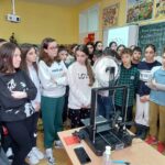 Ученици од основни училишта во Скопје, Штип, Тетово и Битола ќе научат како да рециклираат пластичен отпад и да произведат 3Д печатени производи