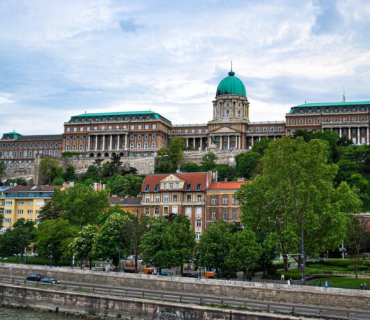 САД ѝ одобрија на Унгарија ослободување од санкции за руската нафта и гас