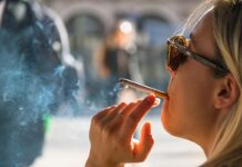 Шпанија објавува војна против тутунот: без цигари на сите јавни простори, дури и плажите