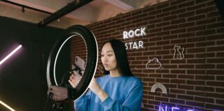 Крај на „експертите“ без диплома: Кина воведува построги правила за инфлуенсерите