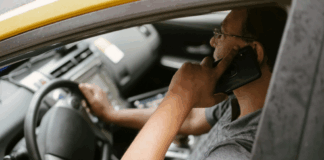 Италија воведува строги правила: возачите ја губат возачката поради користење телефон