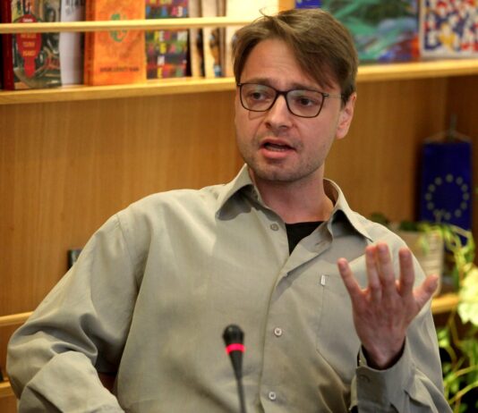 Аммар Качар на отпадот од текстил му дава втор живот, создавајќи уникатни и иновативни парчиња