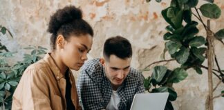 Анкета на Харвард: Младите се плашат дека вештачката интелигенција ќе им ги одземе работните места, но сепак ѝ веруваат