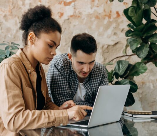 Анкета на Харвард: Младите се плашат дека вештачката интелигенција ќе им ги одземе работните места, но сепак ѝ веруваат